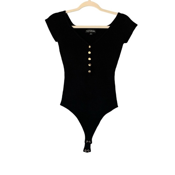 Alloy Apparel black‎ ribbed cap sleeve bodysuit with gold snap up bust. Size L - Picture 2 of 13